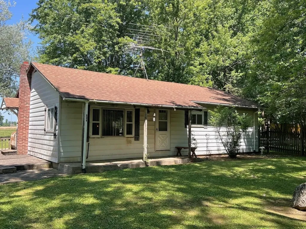 904 W Lovejoy Road Perry Township MI 48872