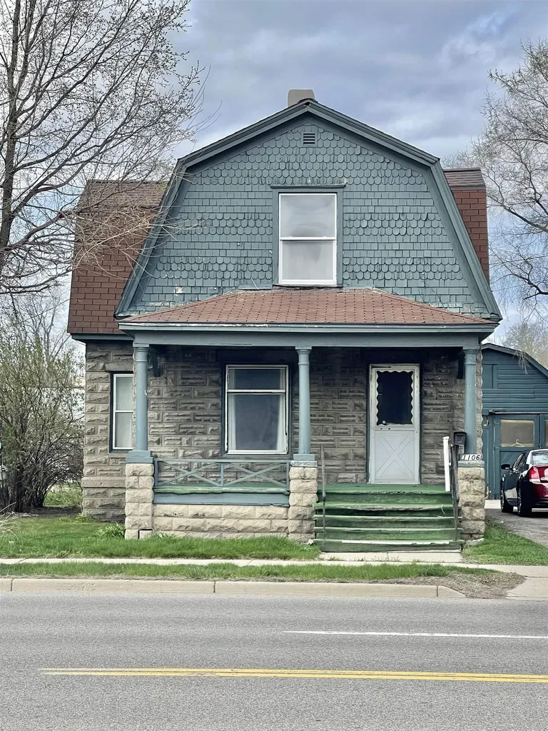 1106 W Main Street Owosso City MI 48867