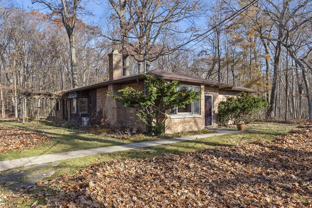 6629 W East Road Chikaming Township MI 49128