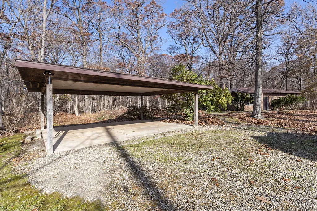 6629 W East Road Chikaming Township MI 49128