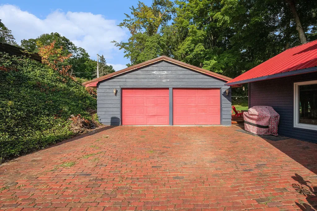 55945 Inn D Inn Drive Silver Creek Township MI 49047