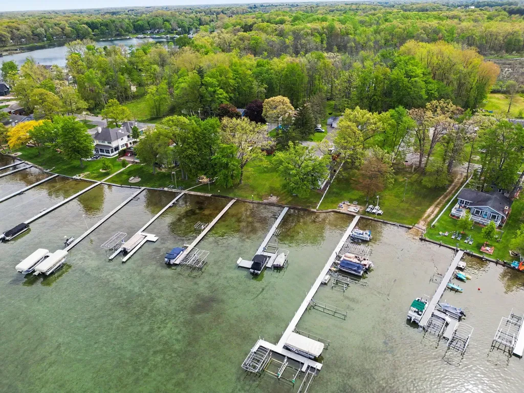 50085 E Lake Shore Drive Silver Creek Township MI 49047