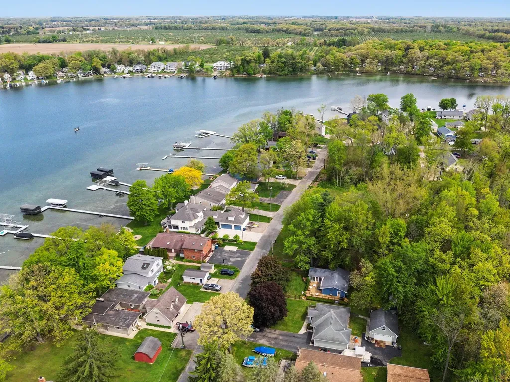 50085 E Lake Shore Drive Silver Creek Township MI 49047