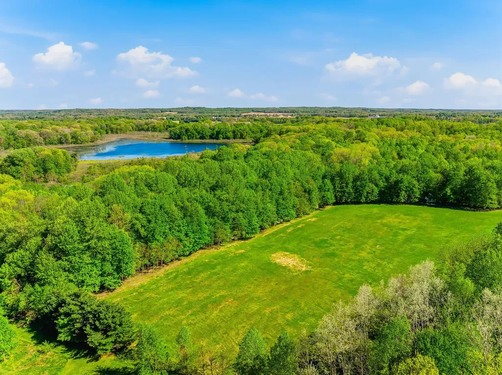 2099 E Clear Lake Road Buchanan Township MI 49107