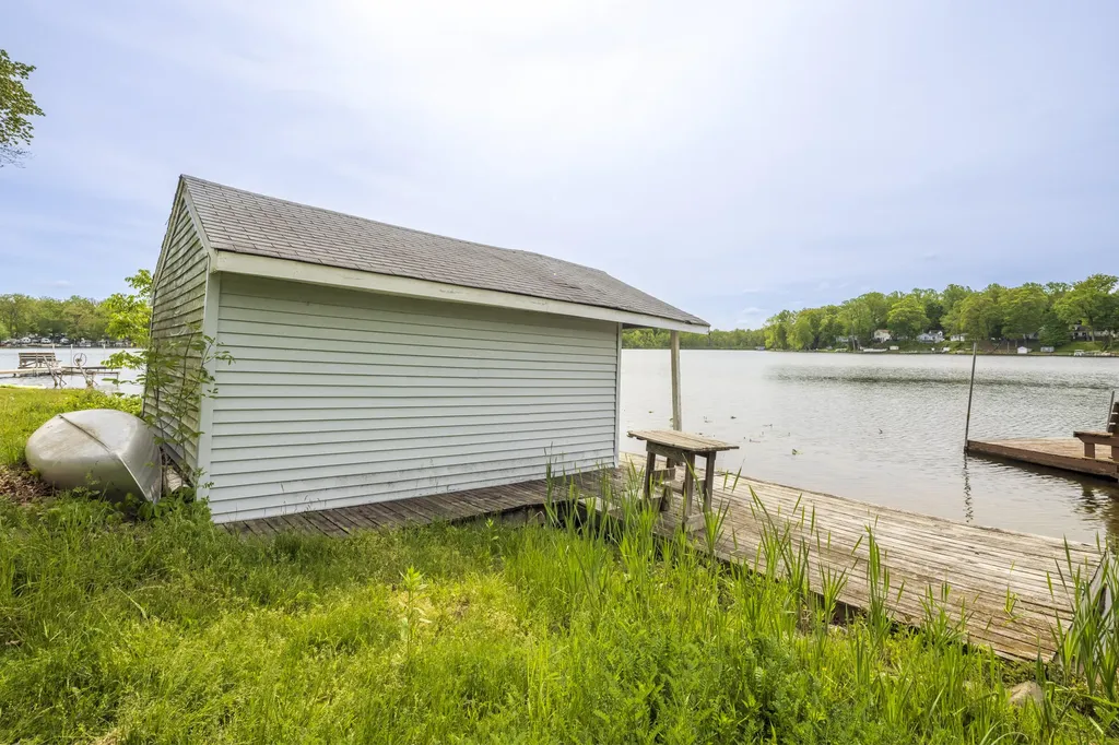 15657 Lakeview Drive Buchanan Township MI 49107