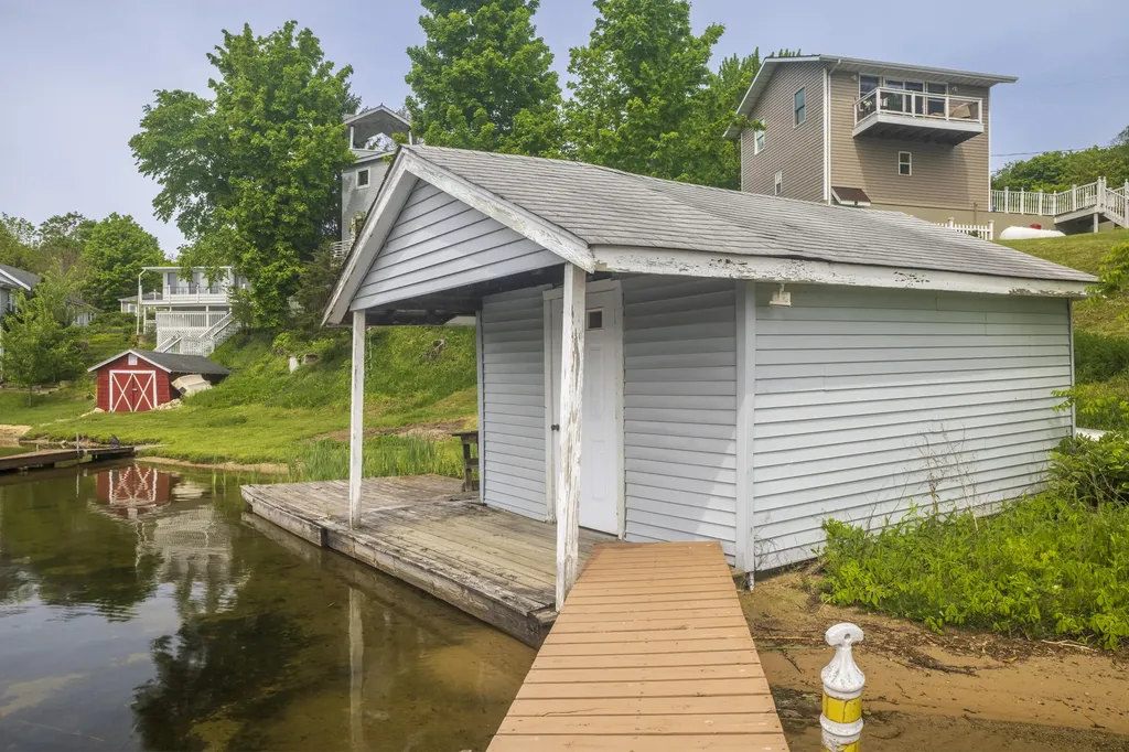 15657 Lakeview Drive Buchanan Township MI 49107