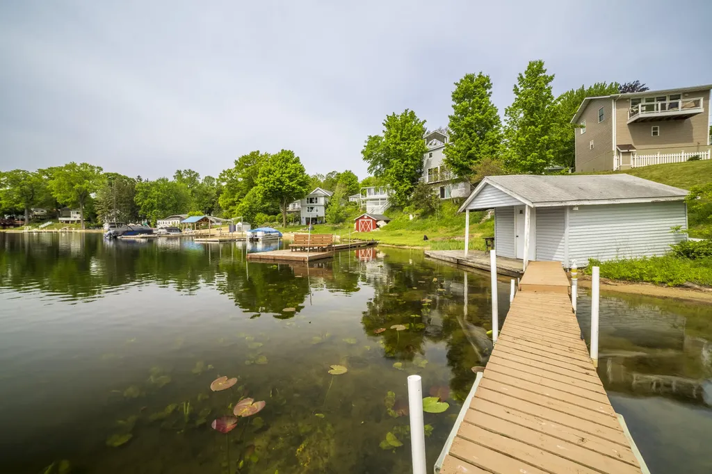 15657 Lakeview Drive Buchanan Township MI 49107