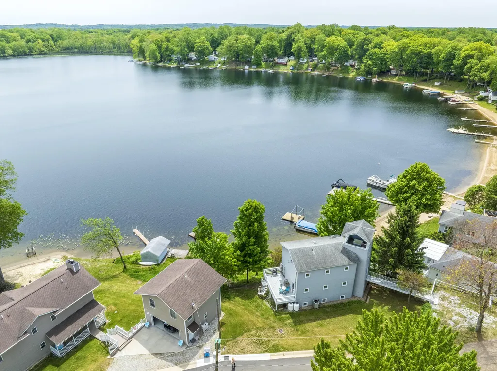 15657 Lakeview Drive Buchanan Township MI 49107