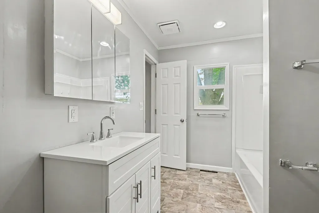 827 E Park Drive Howard Township MI 49120