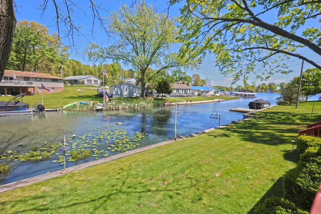 31886 W Lakeshore Drive Silver Creek Township MI 49047