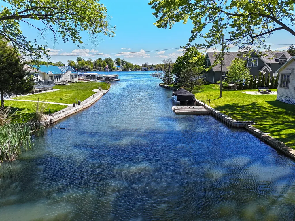 31886 W Lakeshore Drive Silver Creek Township MI 49047