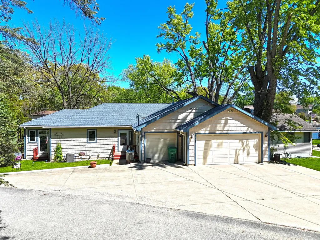 31886 W Lakeshore Drive Silver Creek Township MI 49047