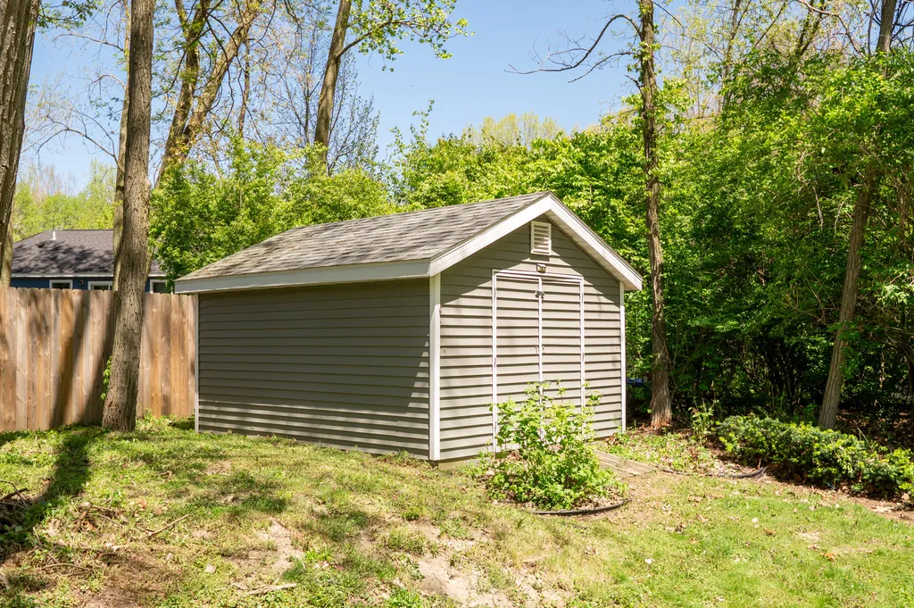 1401 Whispering Trail Benton Charter Township MI 49022