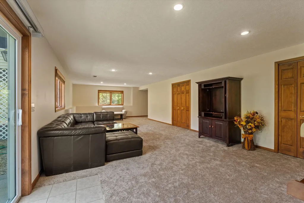 27100 Deerfield Lane Jefferson Township MI 49112