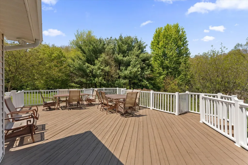 27100 Deerfield Lane Jefferson Township MI 49112