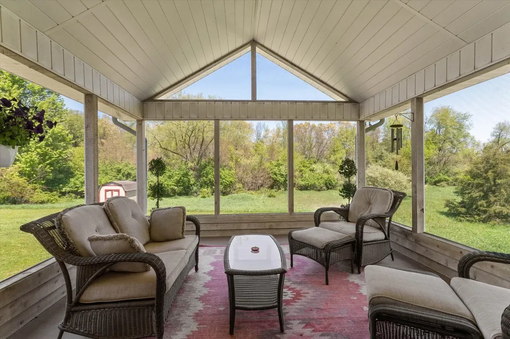 27100 Deerfield Lane Jefferson Township MI 49112