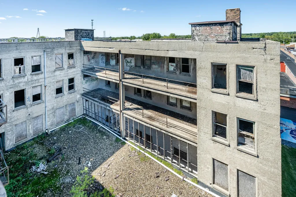 93 W Wall Street Benton Harbor City MI 49022