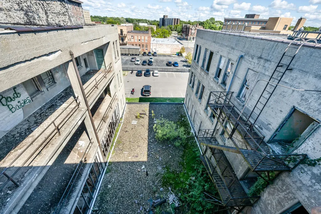93 W Wall Street Benton Harbor City MI 49022