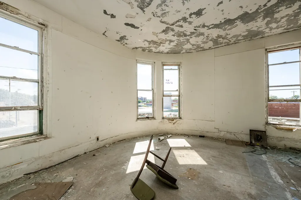 93 W Wall Street Benton Harbor City MI 49022