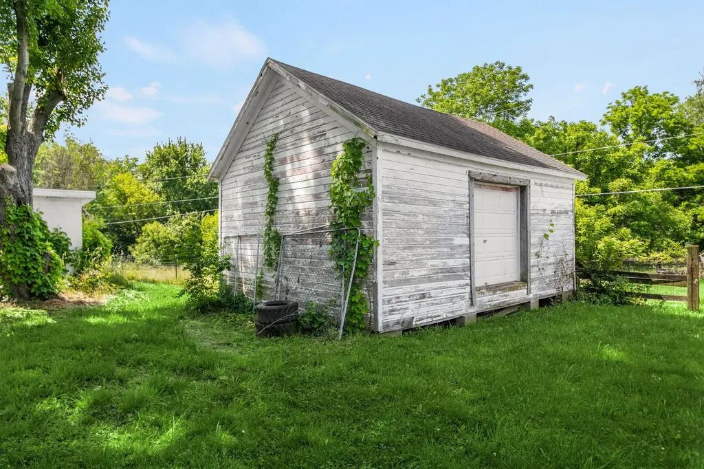 15684 Madron Lake Road Buchanan Township MI 49107