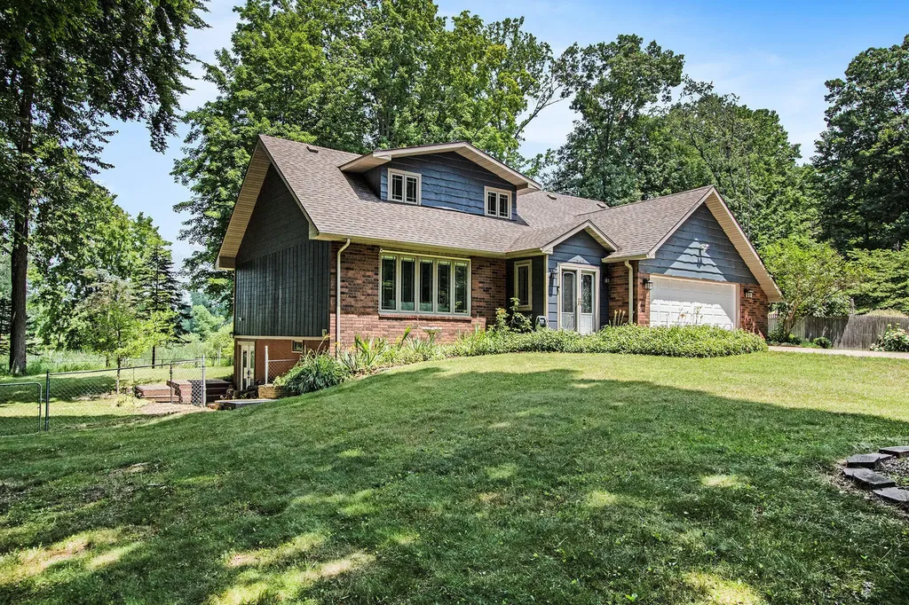 2569 Ridgewood Trail Oronoko Charter Township MI 49103