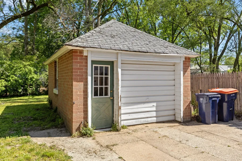 525 W 22nd Street Holland City MI 49423