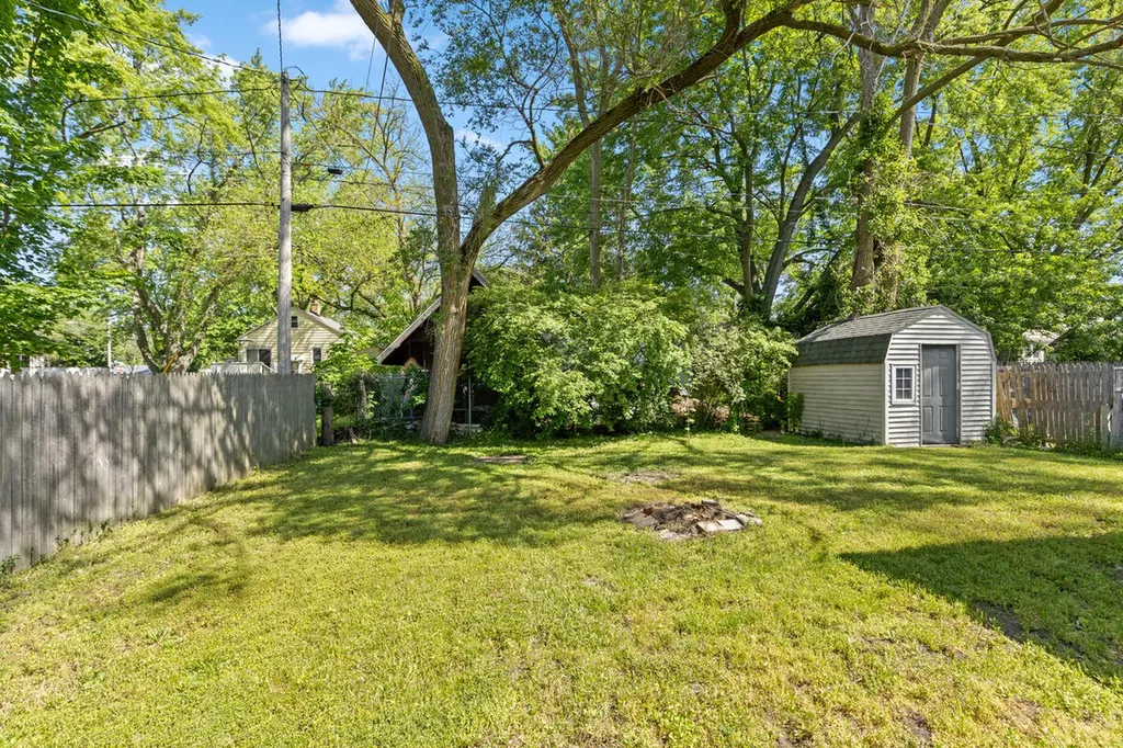 525 W 22nd Street Holland City MI 49423