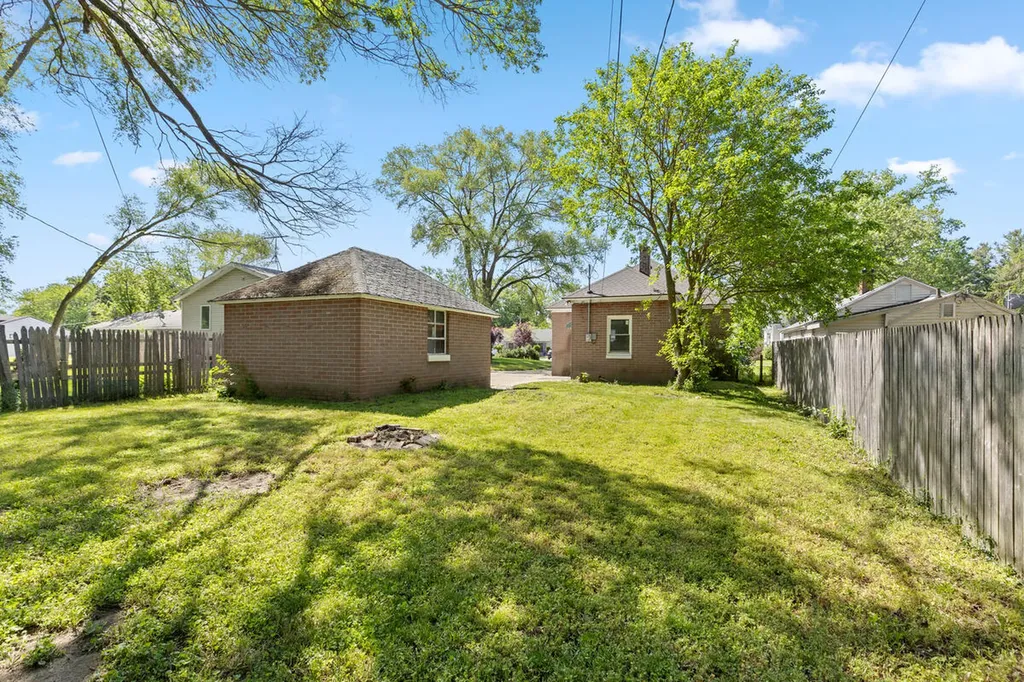525 W 22nd Street Holland City MI 49423