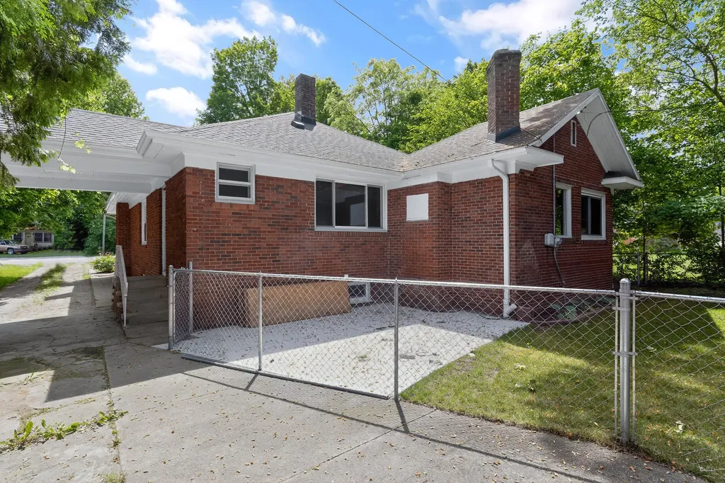 321 N Broadway Street Cassopolis Village MI 49031