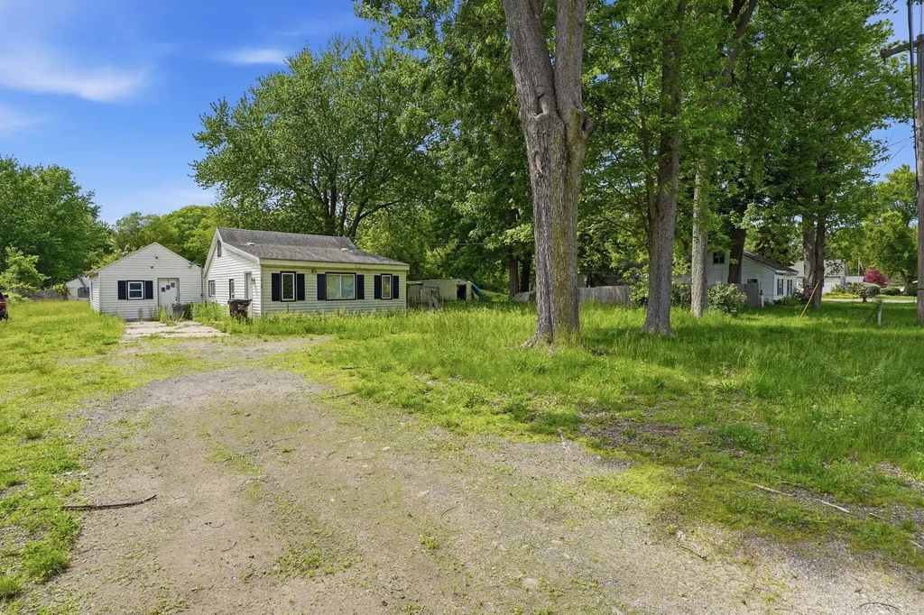 1525 S Dangl Road Muskegon Charter Township MI 49442
