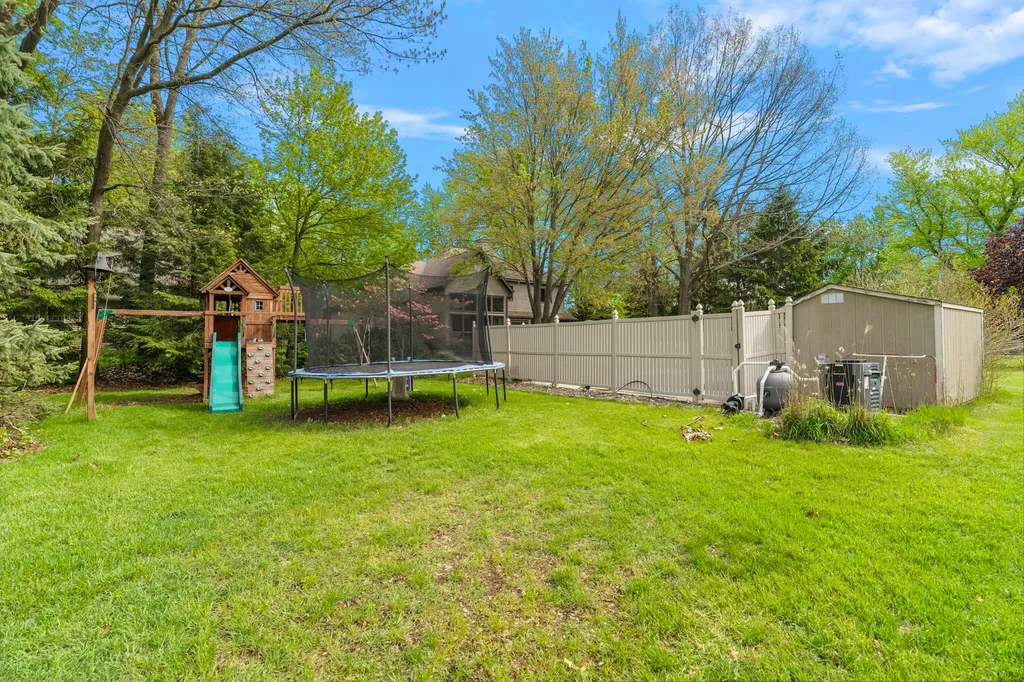 2110 Wooded Way Lincoln Charter Township MI 49127