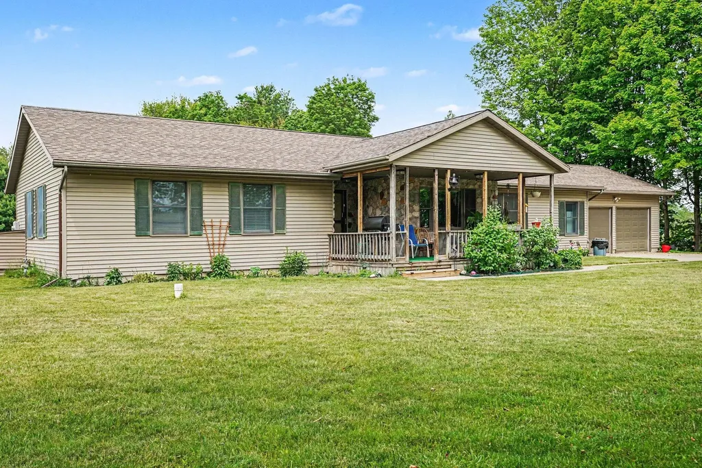 22180 Redfield Street Ontwa Township MI 49112