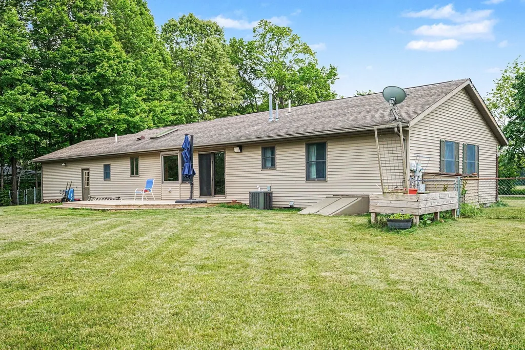 22180 Redfield Street Ontwa Township MI 49112