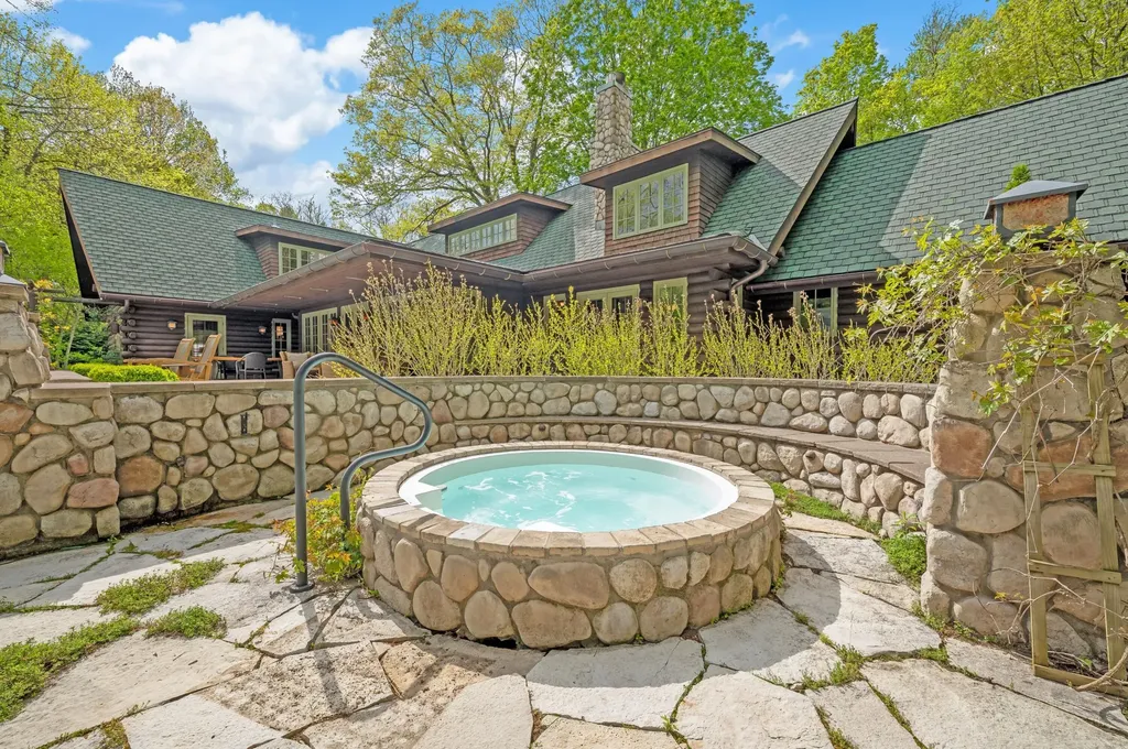 14657 Lakeshore Road Chikaming Township MI 49116