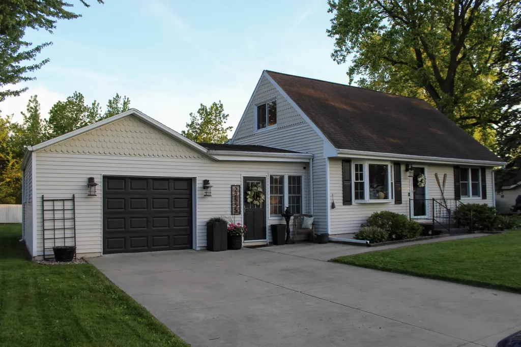 22555 Diamond Cove Street Jefferson Township MI 49031