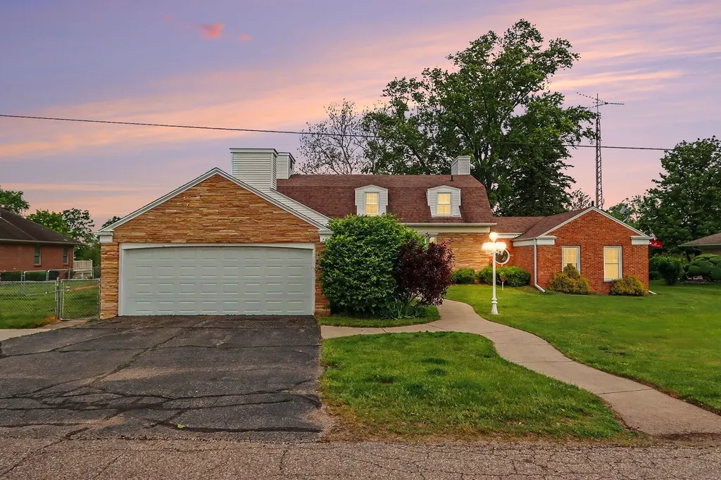 140 Meadowwood Court Decatur Village MI 49045