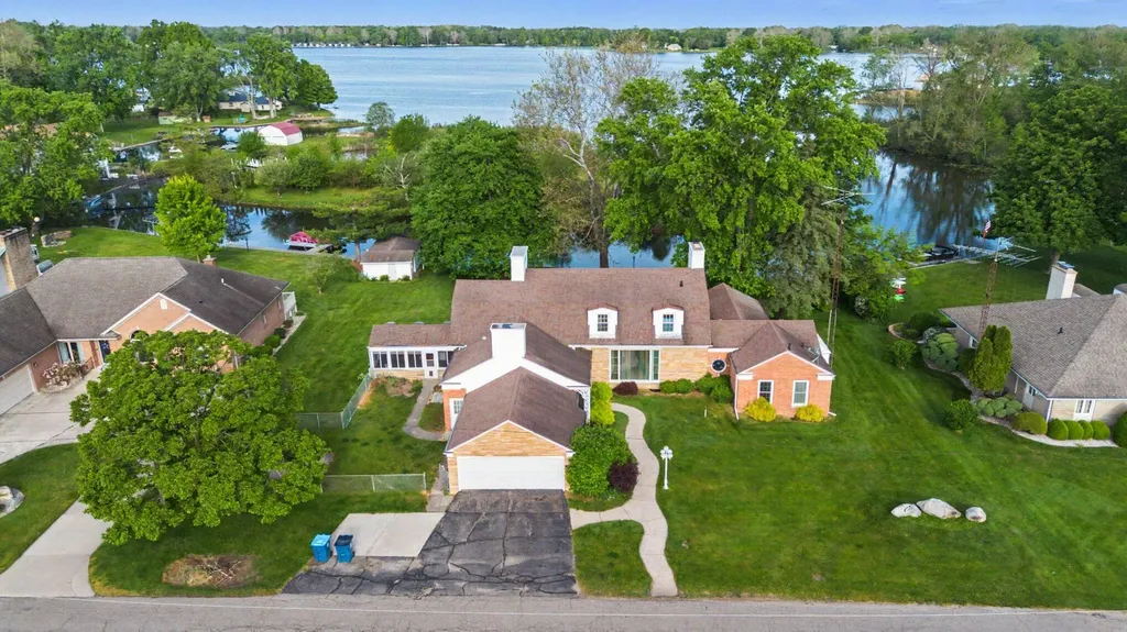 140 Meadowwood Court Decatur Village MI 49045