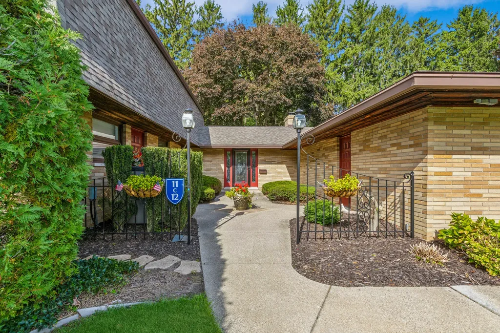 2727 S Lakeshore Drive St. Joseph Charter Township MI 49085