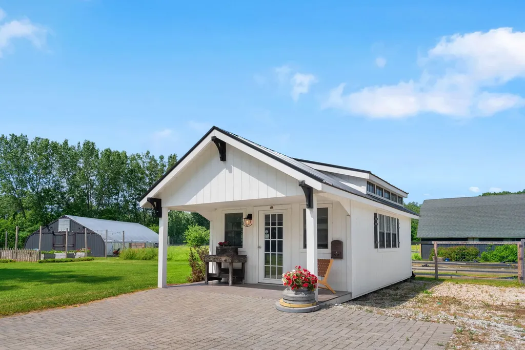 9962 Holden Road Lake Charter Township MI 49101