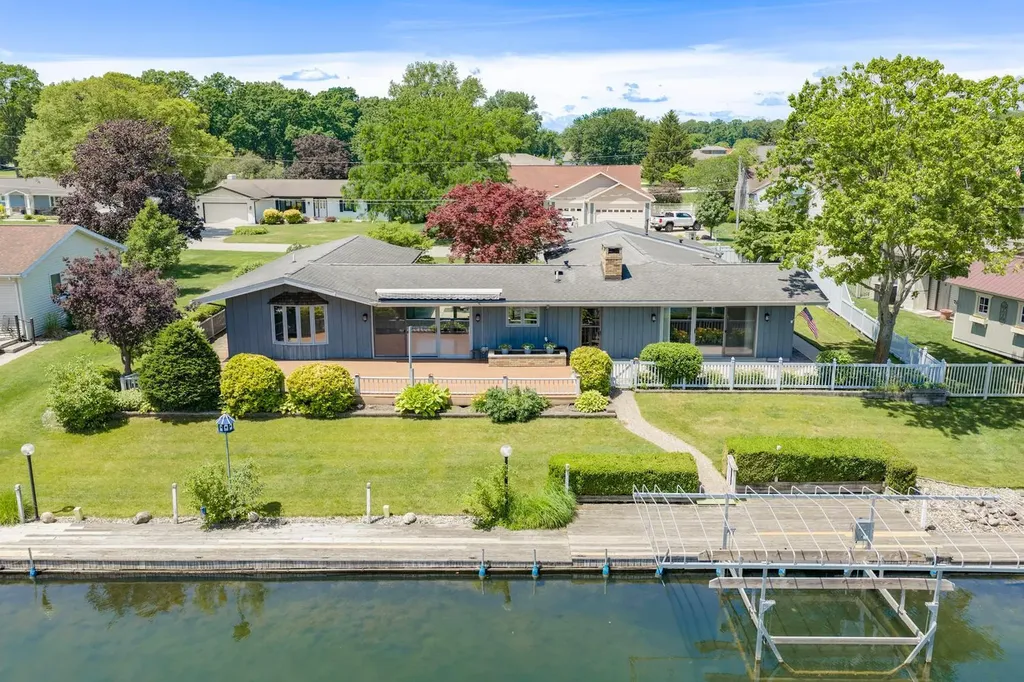 68911 Island Drive Ontwa Township MI 49112