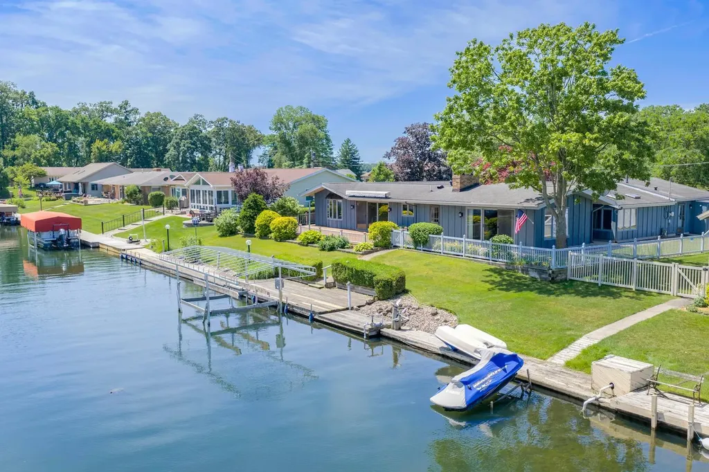 68911 Island Drive Ontwa Township MI 49112