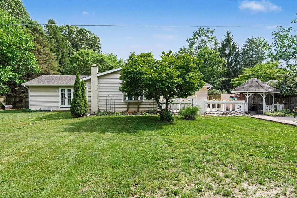 24064 Redfield Street Ontwa Township MI 49112