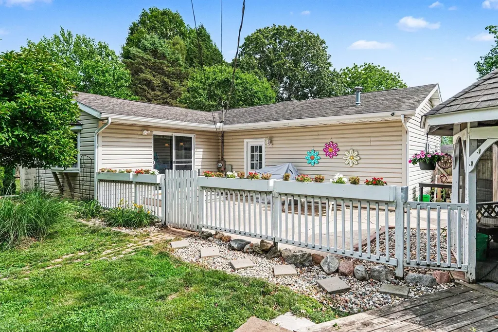 24064 Redfield Street Ontwa Township MI 49112