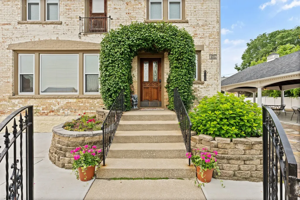 424 Huron Street South Haven City MI 49090