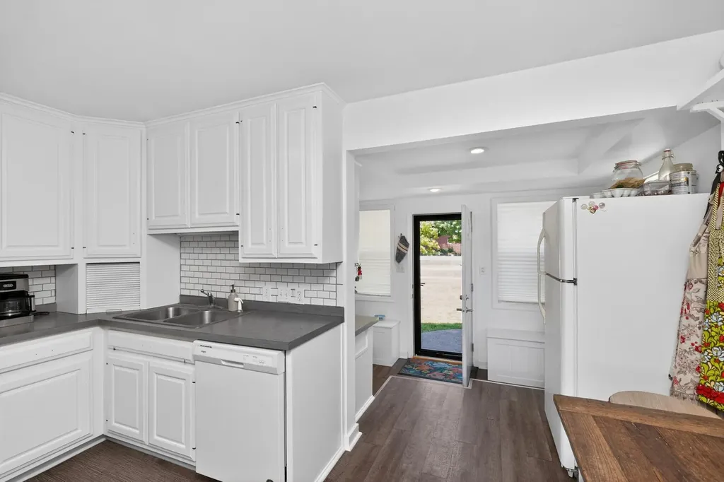 52464 Twin Lakeview Drive Wayne Township MI 49047