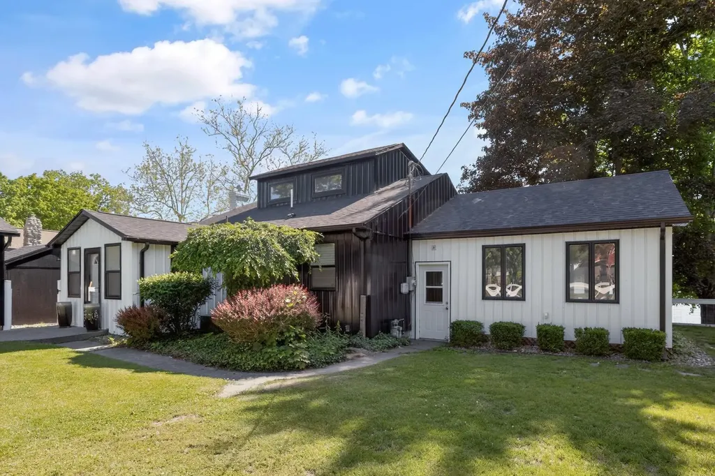52464 Twin Lakeview Drive Wayne Township MI 49047