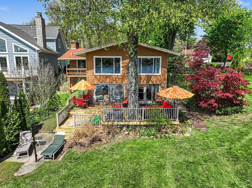 50575 W Lakeshore Drive Silver Creek Township MI 49047