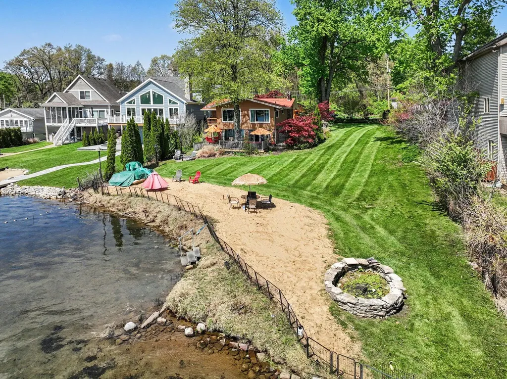 50575 W Lakeshore Drive Silver Creek Township MI 49047