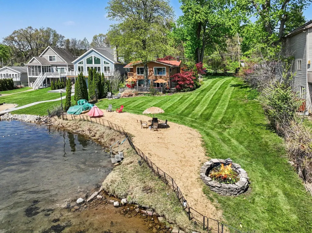50575 W Lakeshore Drive Silver Creek Township MI 49047