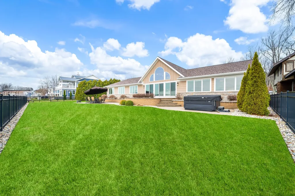 5363 Paw Paw Lake Road Coloma Charter Township MI 49038